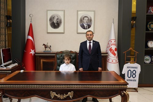 Kaymakamımız Sayın Bayram KÖSE 23 Nisan Ulusal  Egemenlik ve Çocuk Bayramı Nedeni İle  Koltuğunu Geleceğin Sahibi Çocuklara  Devretti